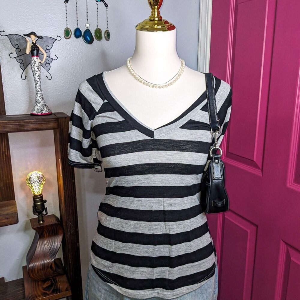 Wet-seal Women's Black and Grey T-shirt